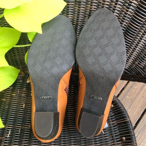 ๐บ Vionic Leather Ankle Booties ๐บ - Picture 10 of 15